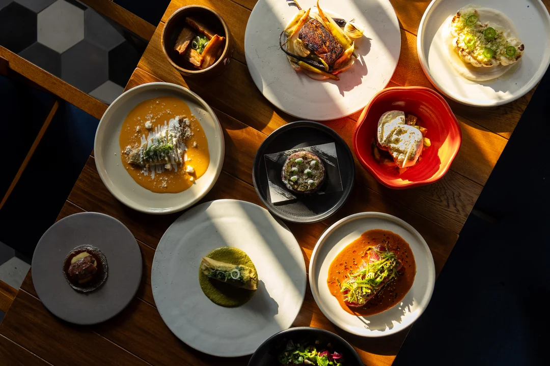 Mesa de ICÚ con una selección de platos mexicanos y luz natural
